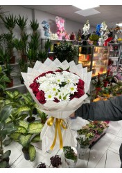 BEYAZ PAPATYA ETRAFI GÜL BUKETİ